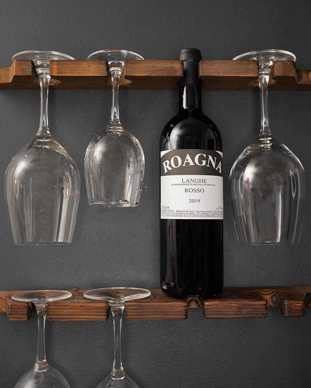 Stylized image of Roagna bottle