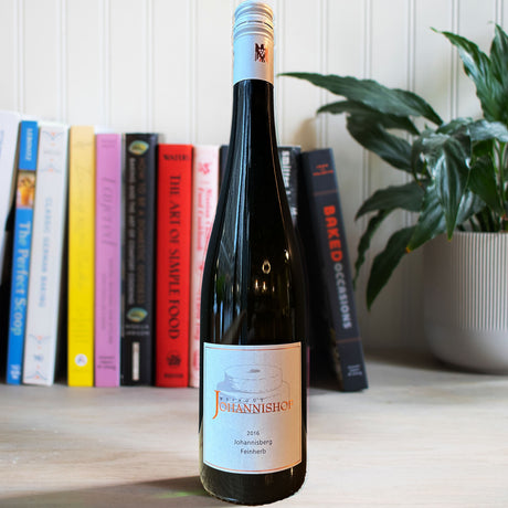 Stylized image of Johannishof Riesling Kabinett Feinherb 2016